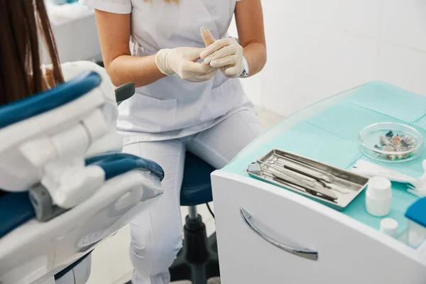 Material de moldagem médica para impressão dentária com as mãos — Fotografia de Stock