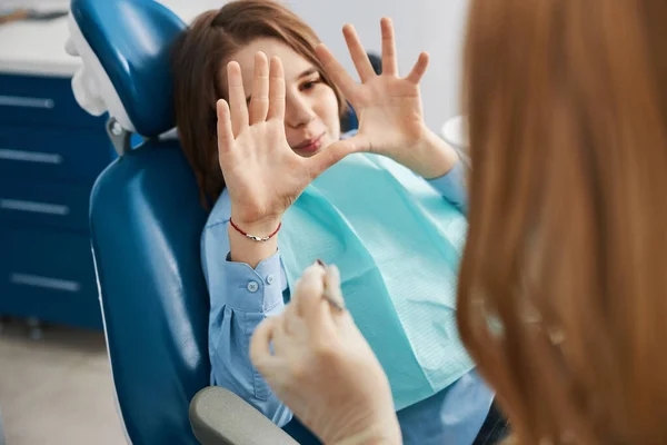 Adolescente brincando com dentista antes da inspeção dos dentes — Fotografia de Stock