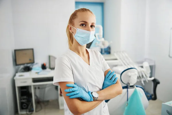 Donna ortodontista che incrocia le braccia nel suo ufficio — Foto Stock