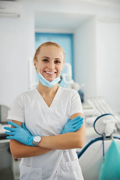 Begrüßung durch einen Stomatologen, der lächelt, während er die Arme verschränkt — Stockfoto