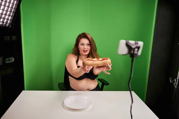 Femme à moitié nue offre sandwich en studio — Photo