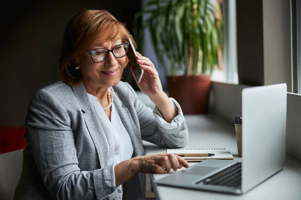 Fröhlich reif frau genießen sie distanzarbeit — Stockfoto