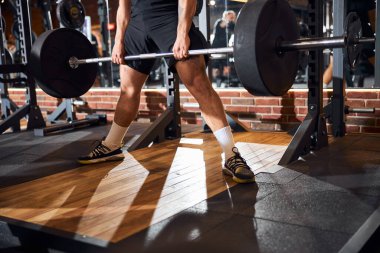 Erkek vücut geliştirici spor salonunda verimli bir egzersiz yapıyor.