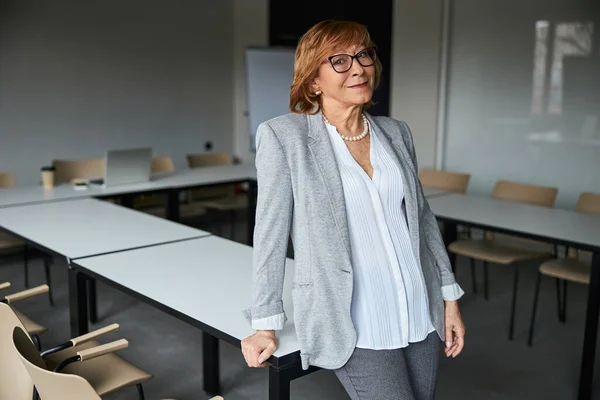 Portrait de femme charmante qui démontre son sourire — Photo