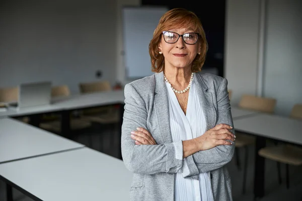 Positivo encantado mulher posando na câmera — Fotografia de Stock