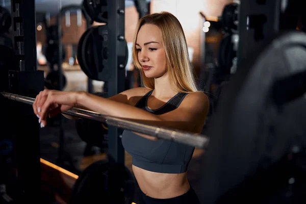 Heerlijk fit vrouw rusten tussen de oefeningen in de sportschool — Stockfoto