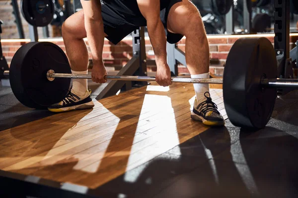 Hartes Training im Fitnessstudio zahlt sich mit stärkeren Muskeln aus — Stockfoto