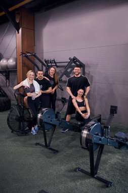 Spor kulübünde birlikte poz veren hırslı genç sporcular.