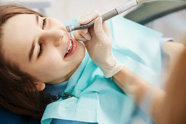 Doctor doing boring of a tooth with handpiece — Stock Photo, Image