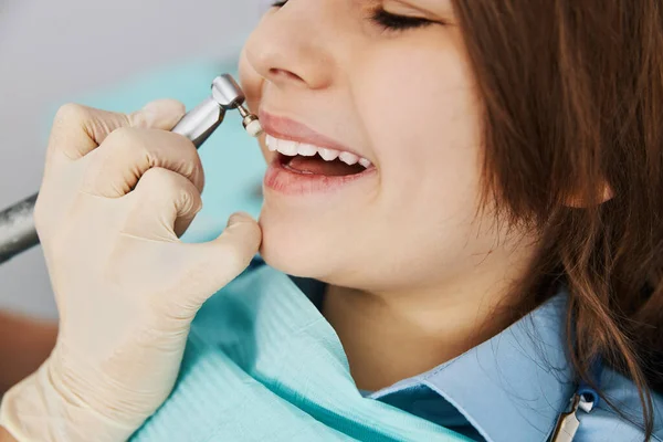 Chico riendo disfrutando de la eliminación de la placa de sus dientes — Foto de Stock