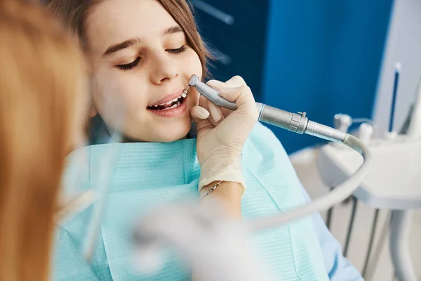 Treatment of kid mouth cavity with handpiece and prophy brush — Stock Photo, Image