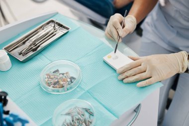 Diş hekimi diş dolgusu yapmak için spatula kullanır