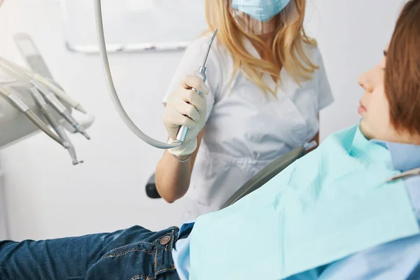 Volwassen het nemen van spuitende handstuk weg van jongen — Stockfoto