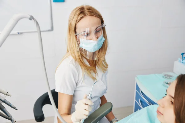 Стоматолог-професіонал ховає зубний пневматичний пульверизатор — стокове фото
