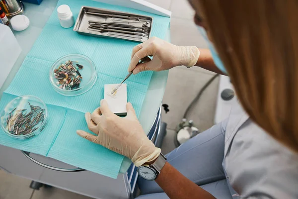 Tandheelkundige vulling mix zweep door medische spatel in tandarts kantoor — Stockfoto