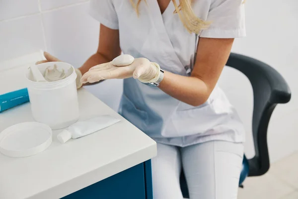 Persona médica sosteniendo masilla bulto para la impresión de los dientes —  Fotos de Stock