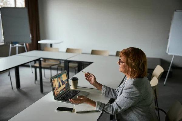 Geschäftsfrau mit einem Videoanruf auf ihrem Laptop — Stockfoto