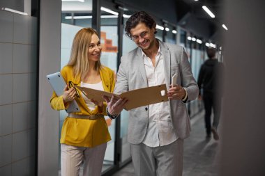 Neşeli erkek kişi çalışırken eğleniyor.