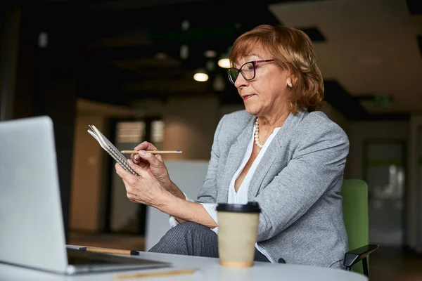 Nahaufnahme seriöser Frauen, die Notizen machen — Stockfoto