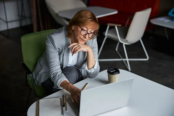 Fröhliche Frau arbeitet an ihrem Projekt — Stockfoto