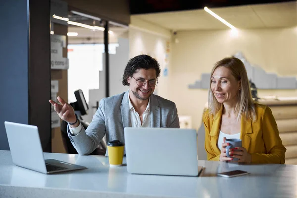 Delighted ontwerper houden glimlach tijdens zakelijke bijeenkomst — Stockfoto