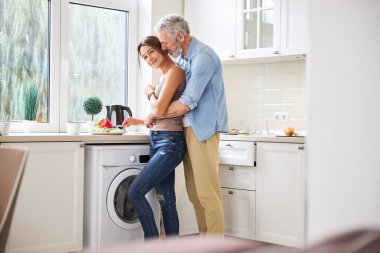 Genç partnerini kucaklayan şefkatli erkek.