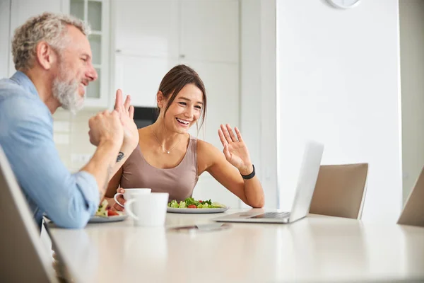 Close-up van blij vrouwtje zwaaien haar hand — Stockfoto