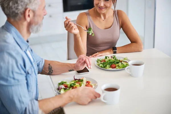 Крупный план нежной женщины, кушающей салат — стоковое фото