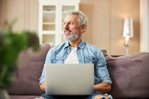 Homme barbu joyeux étant profondément dans ses pensées — Photo