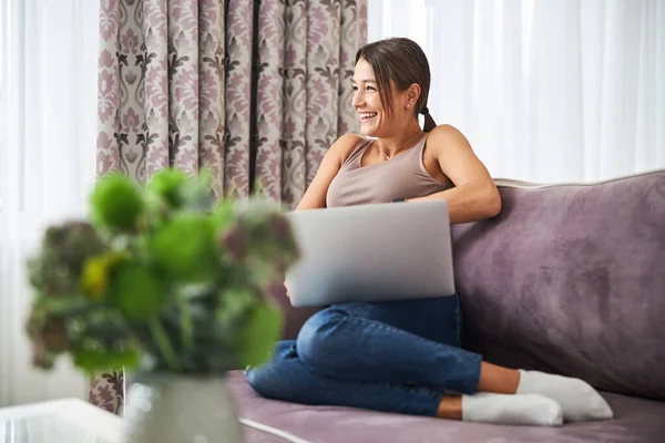 Positiva mujer joven encantada trabajando a distancia — Foto de Stock