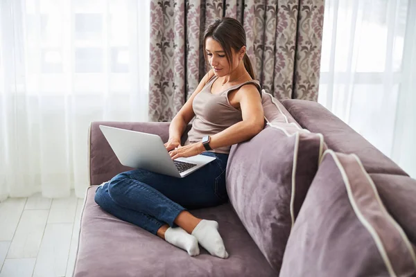 Fiatal barna nő dolgozik a laptopján — Stock Fotó