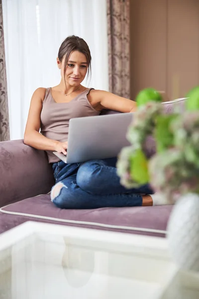 Удовлетворенная женщина смотрит на экран компьютера — стоковое фото
