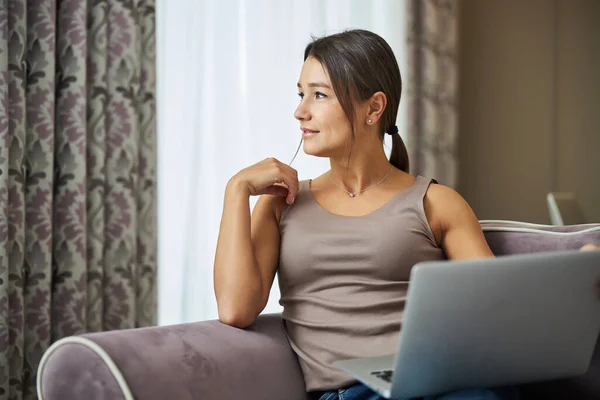 Persona femenina tierna mirando a un lado en la ventana — Foto de Stock