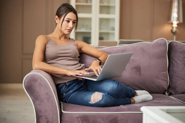 专心致志的黑发女人使用个人计算机 — 图库照片