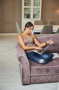 Özenli serbest çalışan dizüstü bilgisayardan gelir e-postalarını okuyor