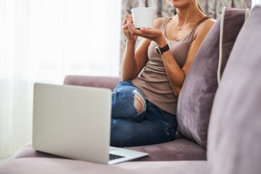 Çekici esmer kadın evde eğleniyor.