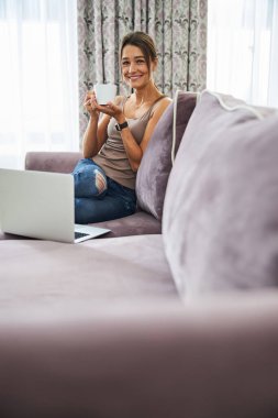 Nazik serbest yazar tatilini zevkle geçiriyor.