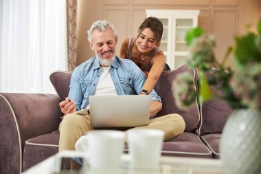 Sakallı adam yeni aletini kullanıyor.