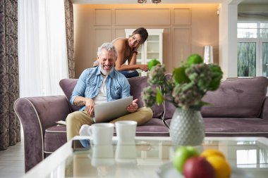 Nazik olgun adam komik şakalara gülüyor.