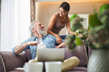 Neşeli kadın hafta sonunu erkeğiyle geçiriyor.