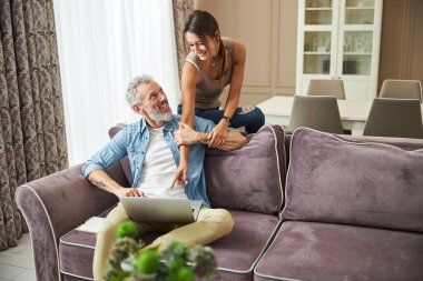 Genç kadınını kucaklayan mutlu bir adam.