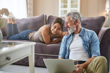 Rahatlamış bir kadın ortağına elini sürüyor.