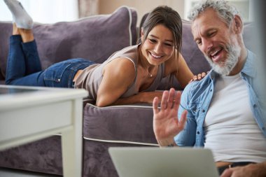 Neşeli yetişkin bir erkeğin video çağrısı var.