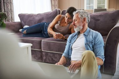 Dikkatli bir erkek telefon ekranına bakıyor.