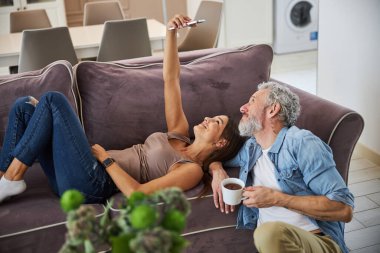 Rahat bir çift telefonda selfie çekiyor.