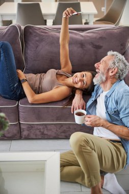 Genç mutlu kadın kameraya bakıyor.