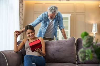 Mutlu çift, yıldönümlerini evde kutluyor.