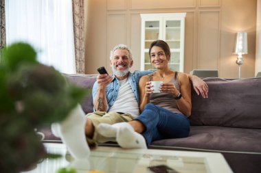 Kız arkadaşını kucaklayan son sınıf öğrencisi.