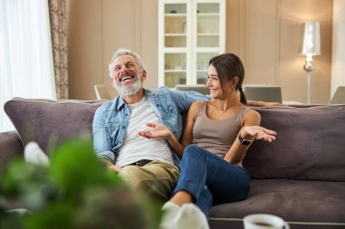 Mutlu sakallı adam şakaya gülüyor.