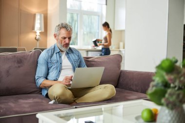 Projesinde çalışan konsantre sakallı adam.